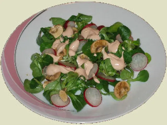 Feldsalat mit Radieschen und Champignons