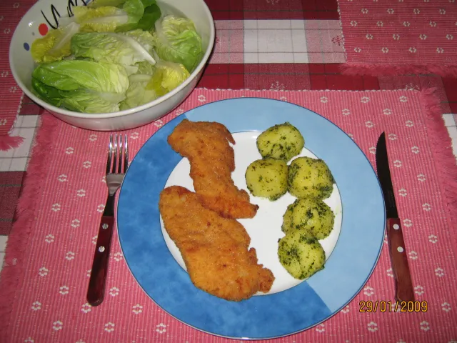 Hühnerschnitzel mit Petersilerdäpfeln & Salat