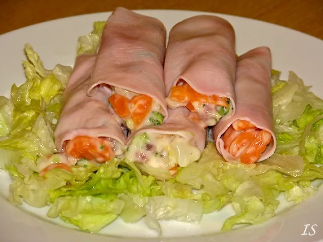 Schinkenröllchen auf Eisbergsalat