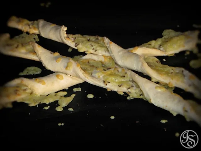 Käsestangen aus Pizzateig