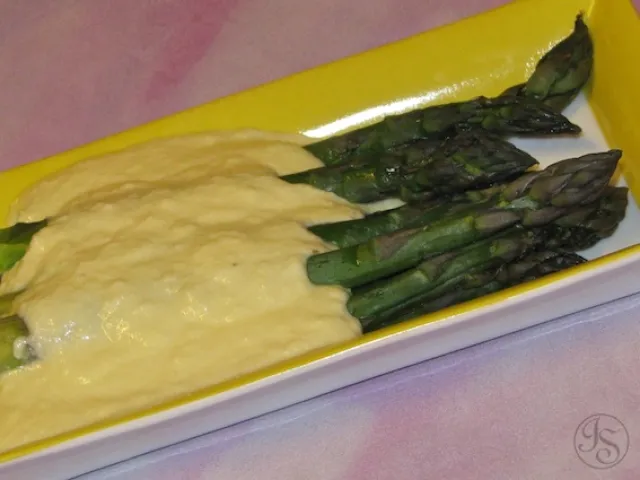 Grünspargel mit Sauce Mornay