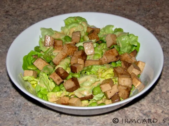 Räuchertofu auf grünem Salat
