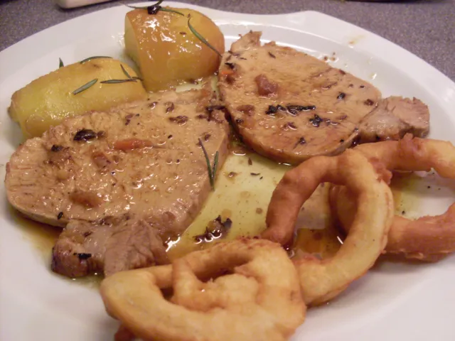 Karree gebraten mit Rosmarinerdäpfel und Zwiebelringen