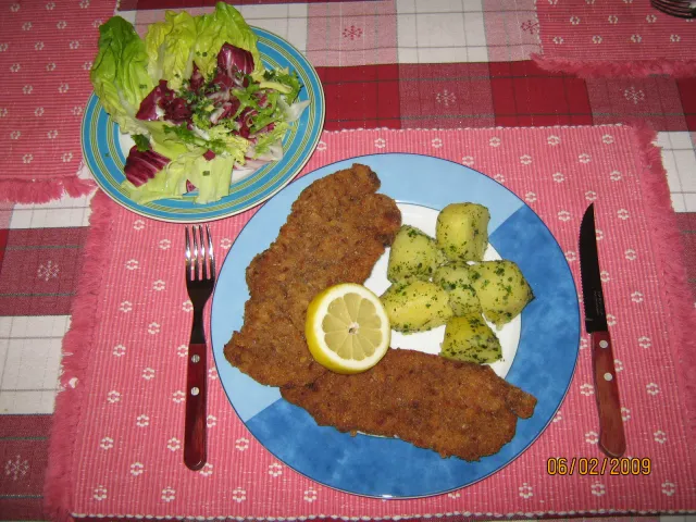 Gebackene Leber mit Petersilerdäpfeln & Salat
