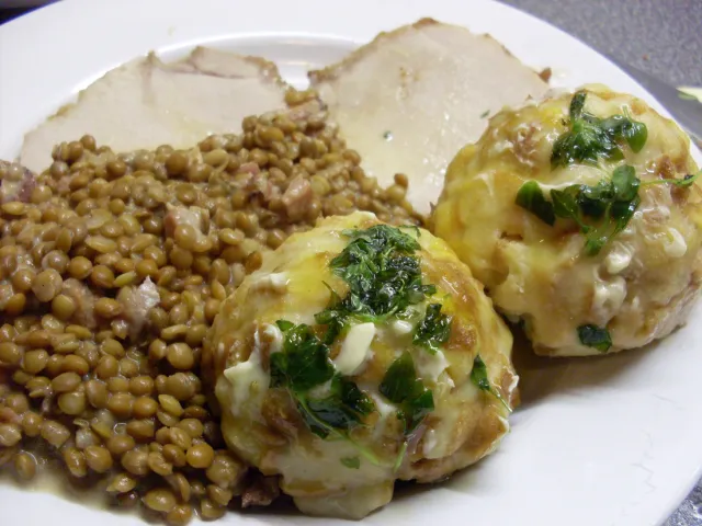 Prosciuttolinsen mit Petersilienknödeln