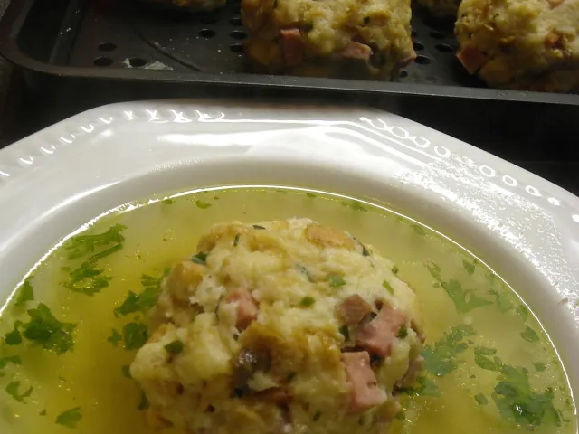 Rindsuppe mit Tiroler Knödel