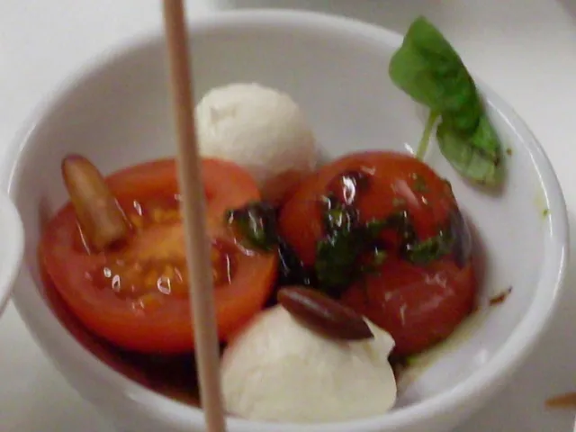 Mini - Mozzarella mit Kirschtomaten und Pesto