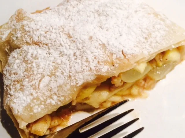 Apfel-Weintrauben Strudel