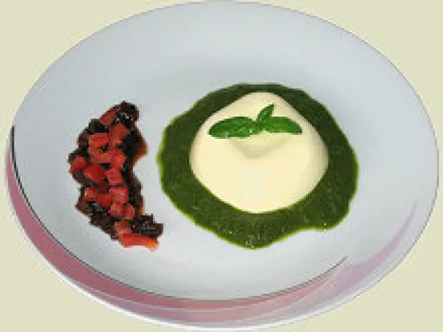 Basilikum-Panna-Cotta mit Tomatenragout