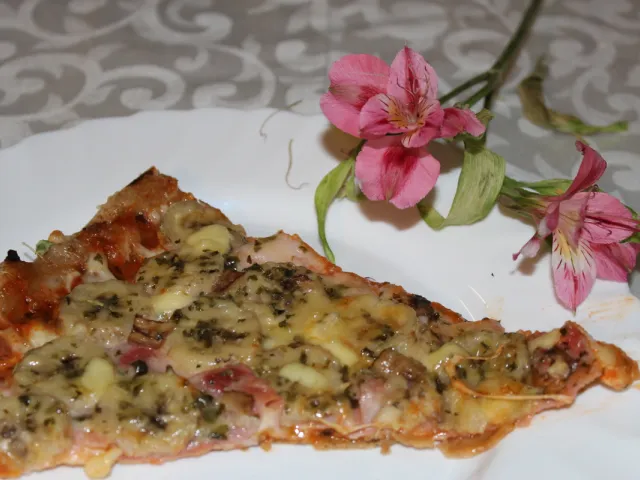 Pizza mit Schinken und Banane