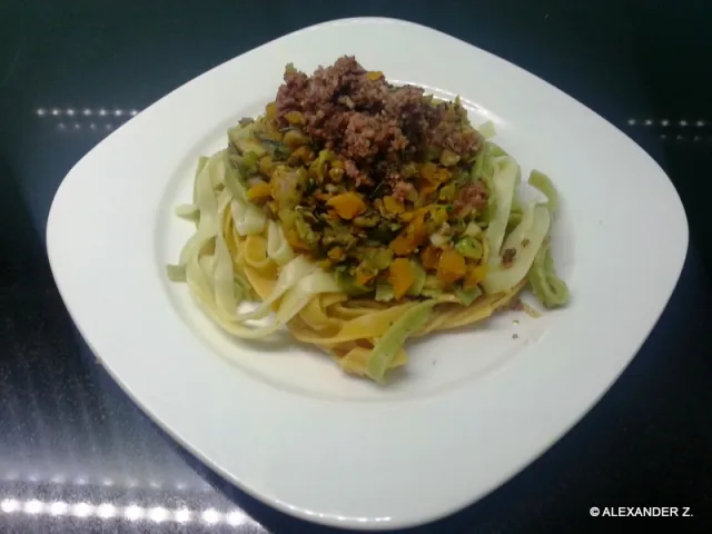 Bandnudeln mit Gemüse und Haschee