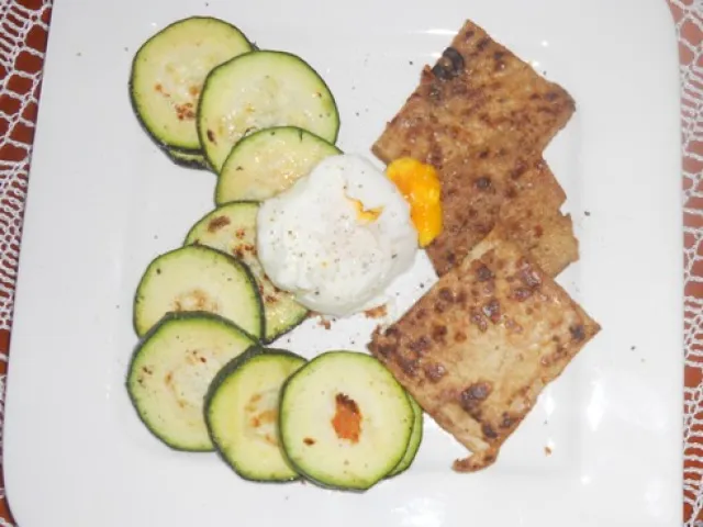 Tofu mit Zucchini und pochiertem Ei