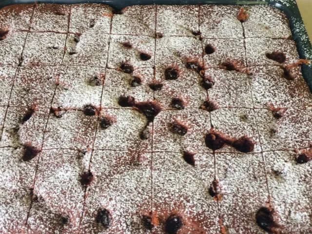 Brauner Kirschkuchen