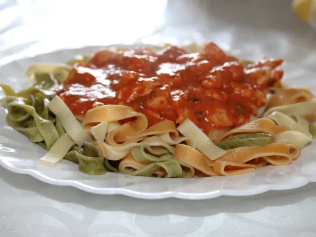 Bunte Bandnudeln mit Tomaten-Poulet-Sauce