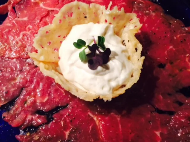 Carpaccio mit Knoblauch Dip im Parmesan Schälchen