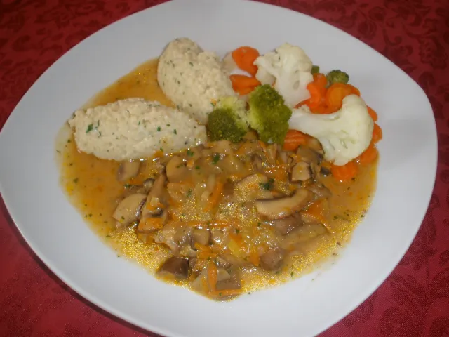 Kotelett in pikanter Champignonsoße mit Kräutercouscous