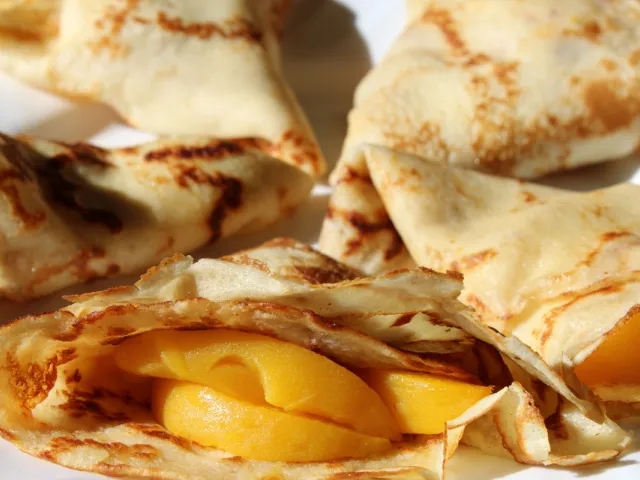 Crêpes mit Pfirsichen