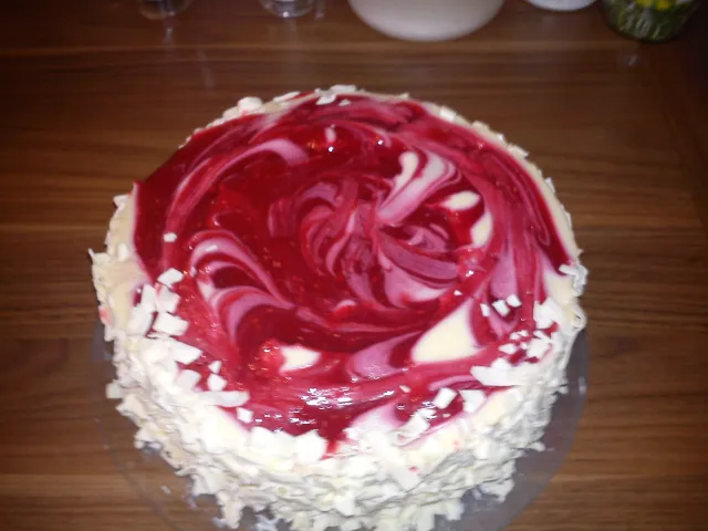 Weisse Schokoladentorte mit Himbeerpürree (20 cm Springform)