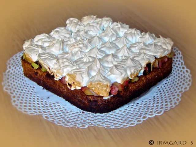 Rhabarberkuchen mit Baiserhaube