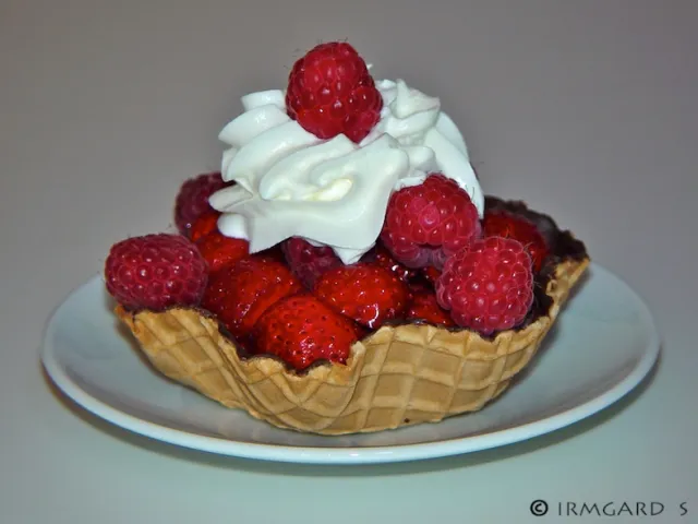 Waffelblüte mit Himbeeren und Erdbeeren