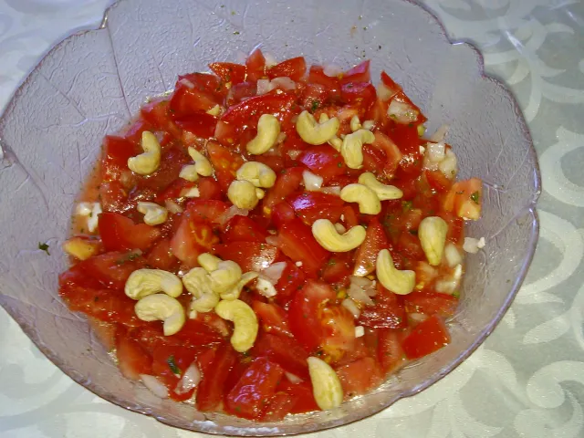 Tomatensalat mit Cashewkernen 