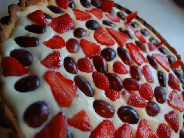Mürbteigtorte mit Topfen-Oberscreme und Früchten