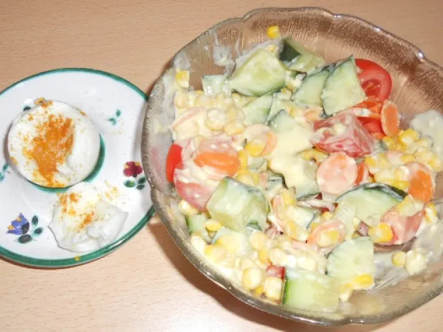 Gemischter Gurkensalat mit Curryjoghurt