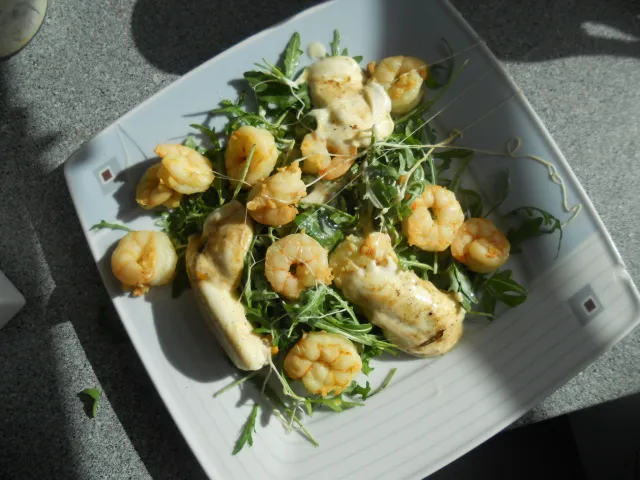 Gebratener Mozzarella auf Ruccolasalat mit Garnelen