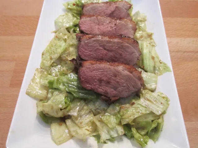 Entenbrust auf Blattsalat