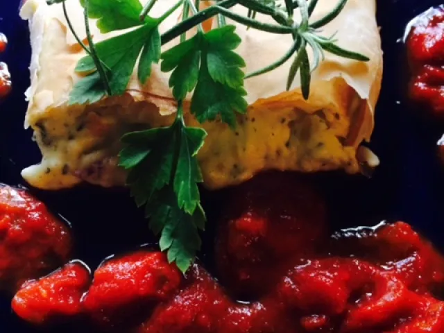 Erdäpfelstrudel mit Kräuter und Speck