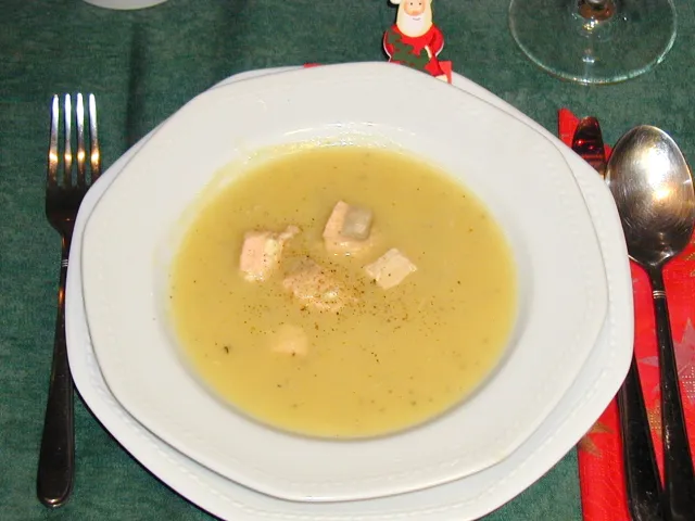 Erdäpfelcremesuppe mit Lachswürfeln