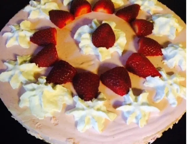 Einfache Erdbeertorte mit Biskuit