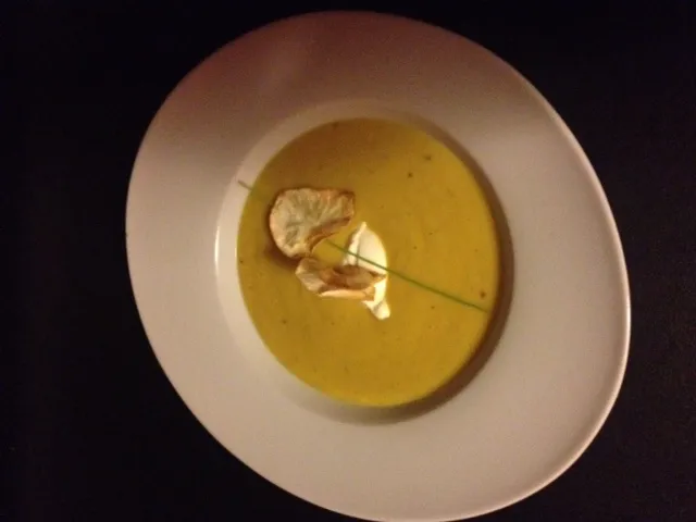 Exotisches Apfel- Sellerie Süppchen mit Selleriechips