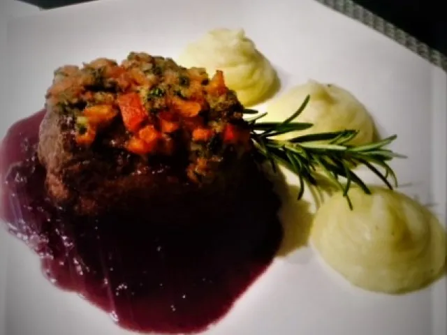 Filetsteak/Rotweinzwiebeln/Kräuter-Rindermark Kruste