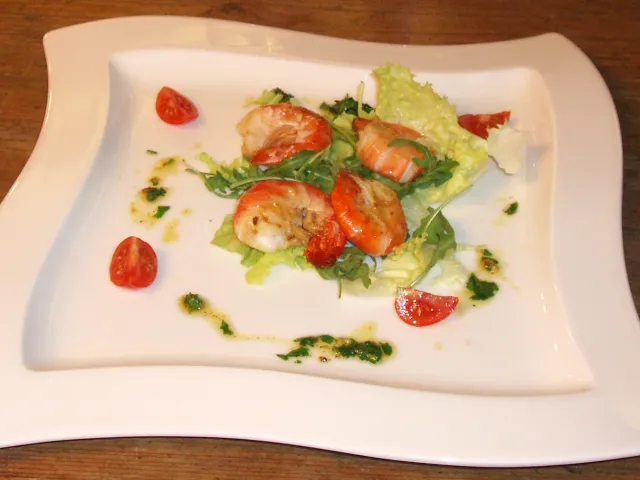 Garnelen auf Blattsalaten