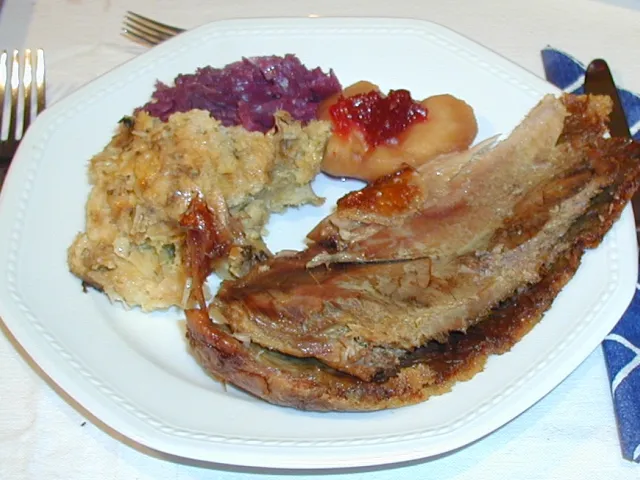 Gebratene Gans mit Semmelfülle