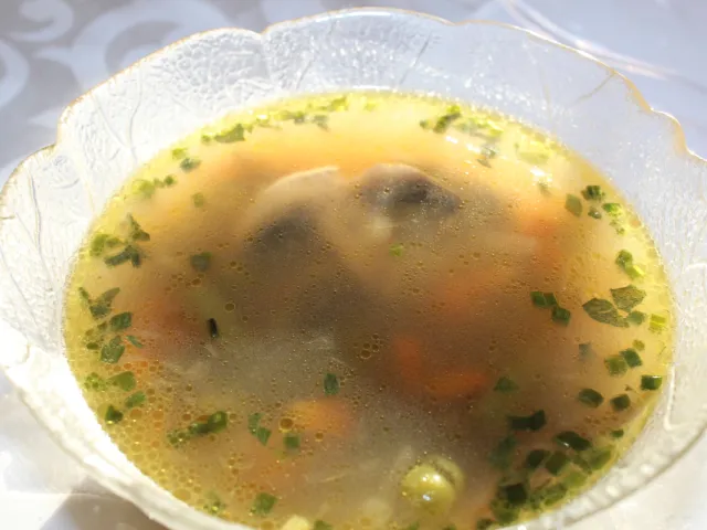 Gemüsesuppe mit Champignons