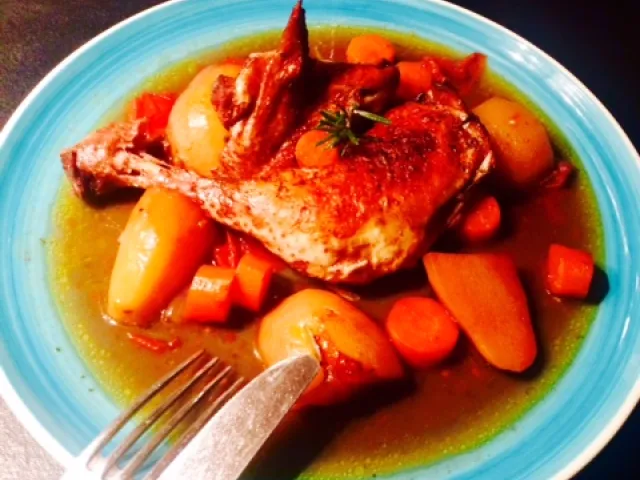 Geschmortes Hühnchen mit Gemüse