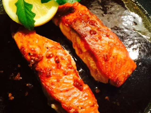 Glasierter Lachs mit Honig und Sojasauce