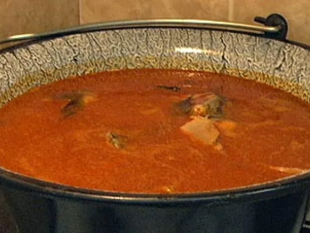 Halaszle –scharfe ungarische Fischsuppe auf Fritz-Art