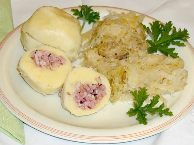 Hascheeknödel (Fleischknödel) mit Sauerkraut