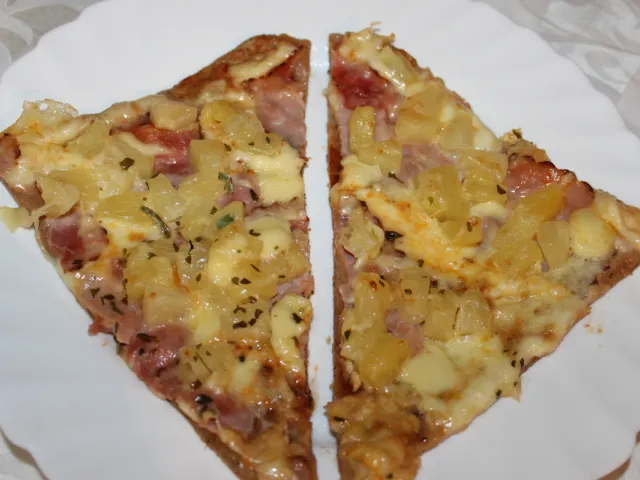 Hawaii-Pizza (mit Schinken und Ananas)