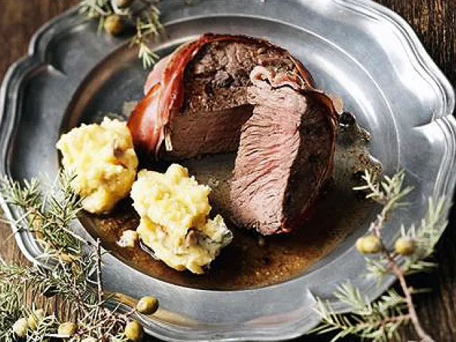 Hirschsteak im Speckmantel mit Maronipolenta