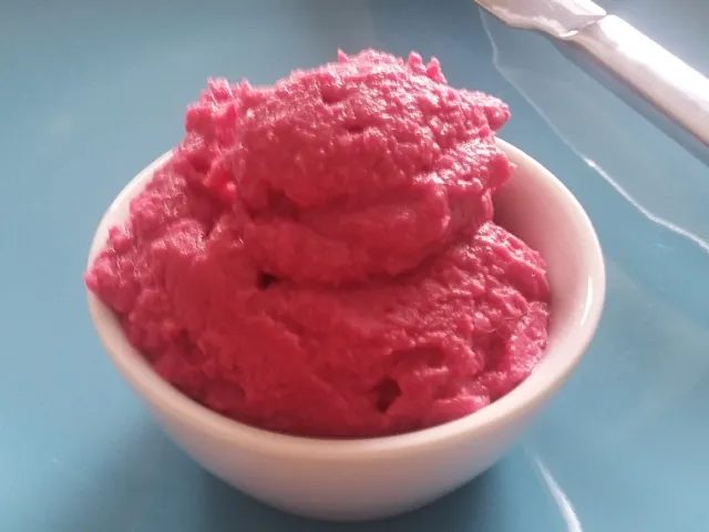 Rote Rüben Hummus mit Kren