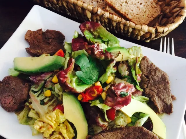 Salatteller mit Rinderfetzen