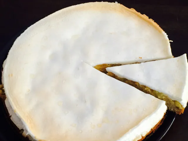 Rhabarber Torte unter der Baiserhaube