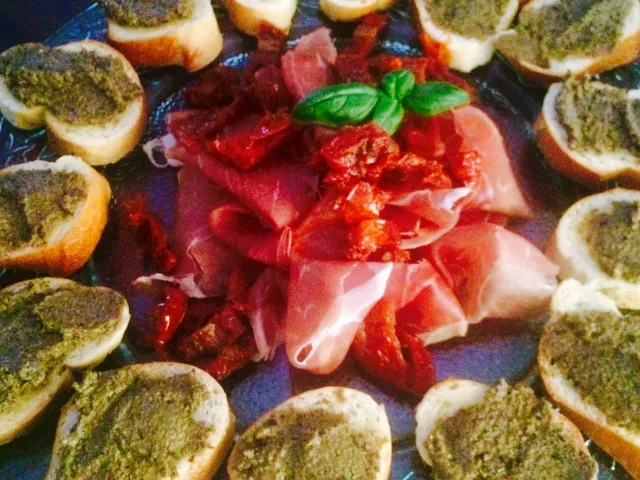 Crostini mit Olivenpaste