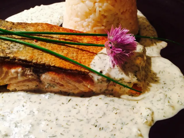 Dill-Sahne Sauce/Lachsfilet/Butterreis