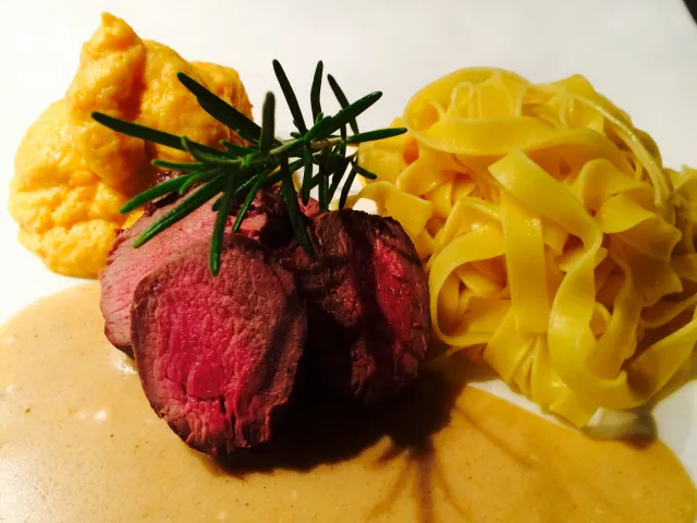 Rehrücken mit Wacholderrahmsauce