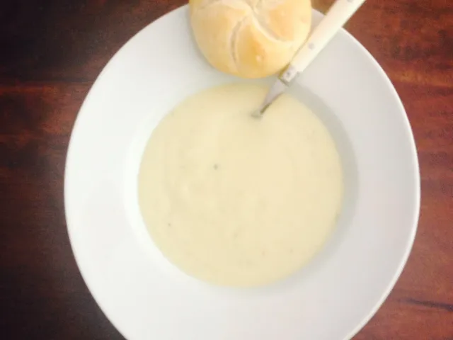 Karfiolcremesuppe mit Weißgebäck